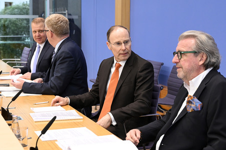 Bundespressekonferenz Entwurf eines Gesetzes zur Schlichtung von Tarifkonflikten in Berlin