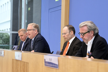 Bundespressekonferenz Entwurf eines Gesetzes zur Schlichtung von Tarifkonflikten in Berlin