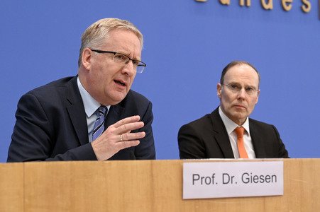 Bundespressekonferenz Entwurf eines Gesetzes zur Schlichtung von Tarifkonflikten in Berlin
