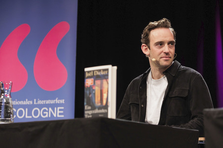 Joël Dicker und Christian Berkel auf der lit.Cologne 2025 in Köln