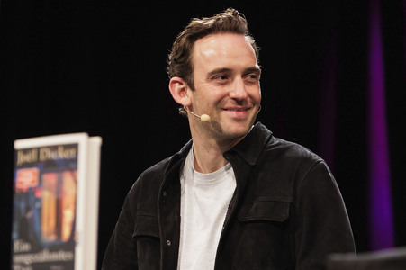 Joël Dicker und Christian Berkel auf der lit.Cologne 2025 in Köln