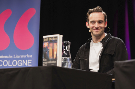 Joël Dicker und Christian Berkel auf der lit.Cologne 2025 in Köln