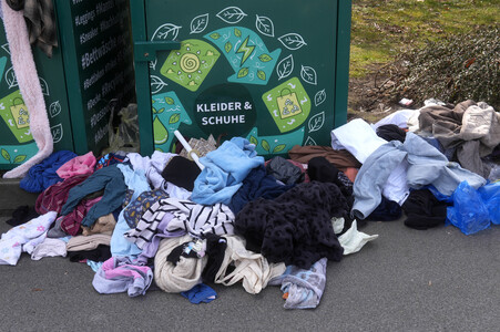 Symbolfoto Altkleidercontainer