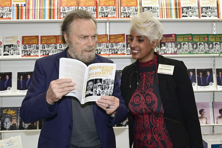 Sektempfang mit Franco Nero auf der Leipziger Buchmesse 2025
