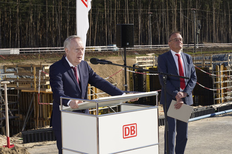 Spatenstich für den neuen Bahnhof Fangschleuse in Grünheide