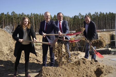Spatenstich für den neuen Bahnhof Fangschleuse in Grünheide