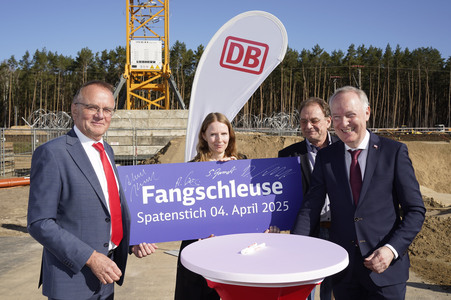 Spatenstich für den neuen Bahnhof Fangschleuse in Grünheide
