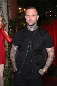 Kontra K bei der Enthüllung seiner Wachsfigur und der Eröffnung des neuen Themenbereichs 'Berlin Vibes' im Madame Tussauds in Berlin