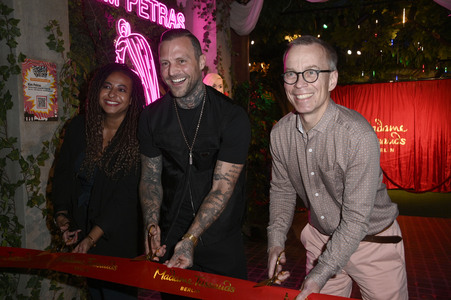 Kontra K bei der Enthüllung seiner Wachsfigur und der Eröffnung des neuen Themenbereichs 'Berlin Vibes' im Madame Tussauds in Berlin