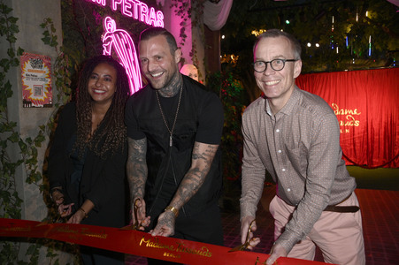 Kontra K bei der Enthüllung seiner Wachsfigur und der Eröffnung des neuen Themenbereichs 'Berlin Vibes' im Madame Tussauds in Berlin