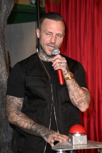 Kontra K bei der Enthüllung seiner Wachsfigur und der Eröffnung des neuen Themenbereichs 'Berlin Vibes' im Madame Tussauds in Berlin