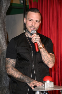 Kontra K bei der Enthüllung seiner Wachsfigur und der Eröffnung des neuen Themenbereichs 'Berlin Vibes' im Madame Tussauds in Berlin