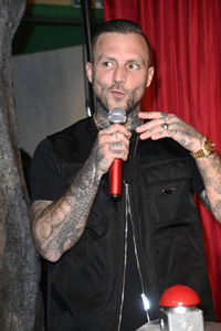 Kontra K bei der Enthüllung seiner Wachsfigur und der Eröffnung des neuen Themenbereichs 'Berlin Vibes' im Madame Tussauds in Berlin