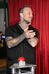 Kontra K bei der Enthüllung seiner Wachsfigur und der Eröffnung des neuen Themenbereichs 'Berlin Vibes' im Madame Tussauds in Berlin