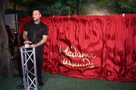 Kontra K bei der Enthüllung seiner Wachsfigur und der Eröffnung des neuen Themenbereichs 'Berlin Vibes' im Madame Tussauds in Berlin