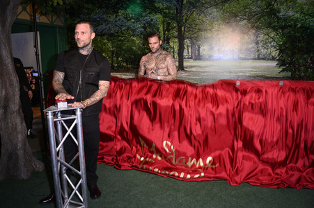 Kontra K bei der Enthüllung seiner Wachsfigur und der Eröffnung des neuen Themenbereichs 'Berlin Vibes' im Madame Tussauds in Berlin