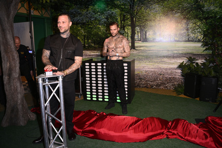 Kontra K bei der Enthüllung seiner Wachsfigur und der Eröffnung des neuen Themenbereichs 'Berlin Vibes' im Madame Tussauds in Berlin