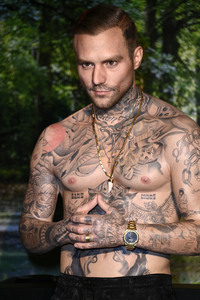 Kontra K bei der Enthüllung seiner Wachsfigur und der Eröffnung des neuen Themenbereichs 'Berlin Vibes' im Madame Tussauds in Berlin