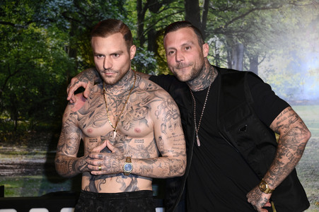 Kontra K bei der Enthüllung seiner Wachsfigur und der Eröffnung des neuen Themenbereichs 'Berlin Vibes' im Madame Tussauds in Berlin