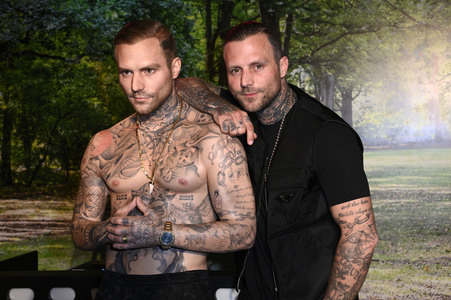 Kontra K bei der Enthüllung seiner Wachsfigur und der Eröffnung des neuen Themenbereichs 'Berlin Vibes' im Madame Tussauds in Berlin