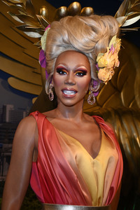 Kontra K bei der Enthüllung seiner Wachsfigur und der Eröffnung des neuen Themenbereichs 'Berlin Vibes' im Madame Tussauds in Berlin