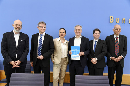 Bundespressekonferenz Gemeinschaftsdiagnose der Wirtschaftsforschungsinstitute in Berlin