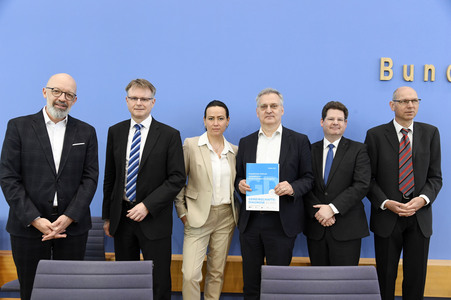 Bundespressekonferenz Gemeinschaftsdiagnose der Wirtschaftsforschungsinstitute in Berlin
