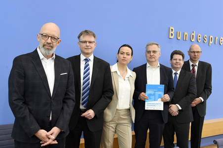 Bundespressekonferenz Gemeinschaftsdiagnose der Wirtschaftsforschungsinstitute in Berlin