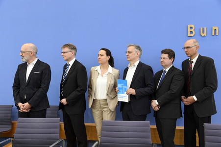 Bundespressekonferenz Gemeinschaftsdiagnose der Wirtschaftsforschungsinstitute in Berlin