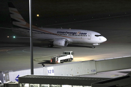 Landung eines Charterfluges mit Menschen aus Afghanistan in Leipzig