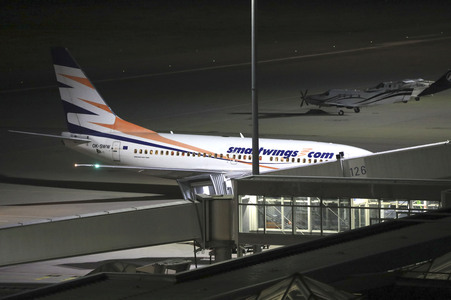 Landung eines Charterfluges mit Menschen aus Afghanistan in Leipzig