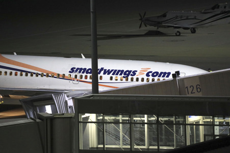 Landung eines Charterfluges mit Menschen aus Afghanistan in Leipzig