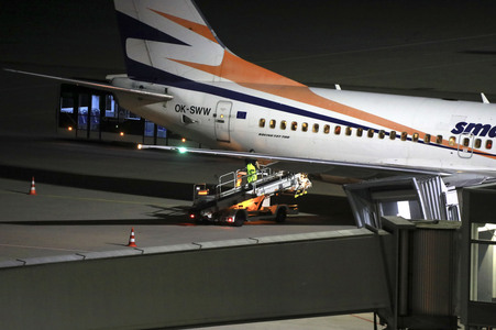 Landung eines Charterfluges mit Menschen aus Afghanistan in Leipzig