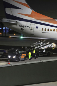 Landung eines Charterfluges mit Menschen aus Afghanistan in Leipzig
