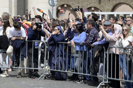 Trauer um Papst Franziskus in Rom