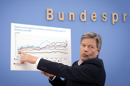 Bundespressekonferenz zur Vorstellung der Frühjahrsprojektion 2025 der Bundesregierung in Berlin