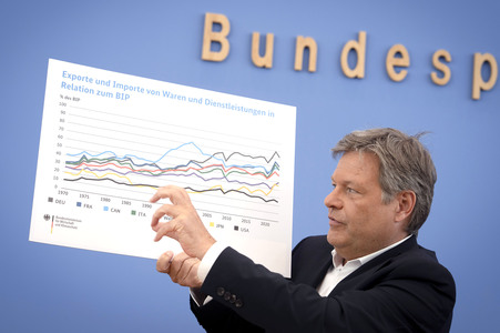 Bundespressekonferenz zur Vorstellung der Frühjahrsprojektion 2025 der Bundesregierung in Berlin