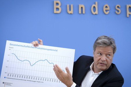 Bundespressekonferenz zur Vorstellung der Frühjahrsprojektion 2025 der Bundesregierung in Berlin