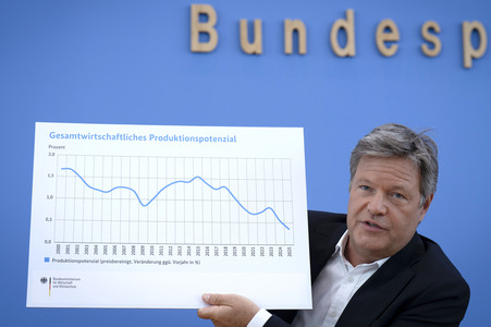 Bundespressekonferenz zur Vorstellung der Frühjahrsprojektion 2025 der Bundesregierung in Berlin
