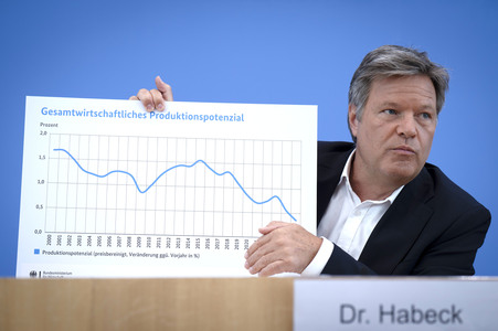 Bundespressekonferenz zur Vorstellung der Frühjahrsprojektion 2025 der Bundesregierung in Berlin