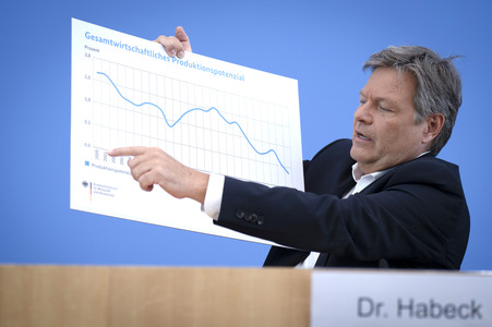 Bundespressekonferenz zur Vorstellung der Frühjahrsprojektion 2025 der Bundesregierung in Berlin