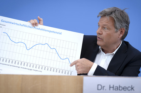 Bundespressekonferenz zur Vorstellung der Frühjahrsprojektion 2025 der Bundesregierung in Berlin