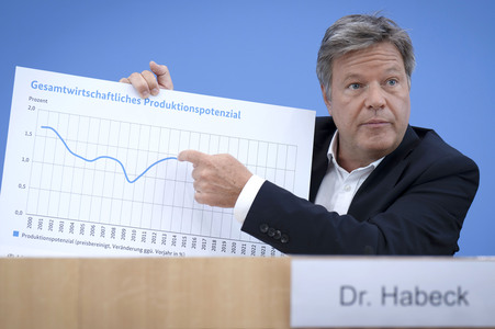 Bundespressekonferenz zur Vorstellung der Frühjahrsprojektion 2025 der Bundesregierung in Berlin