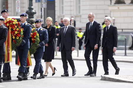 Kranzniederlegung zum 80. Jahrestag des Endes des Zweiten Weltkrieges in Berlin