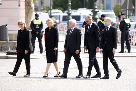 Kranzniederlegung zum 80. Jahrestag des Endes des Zweiten Weltkrieges in Berlin