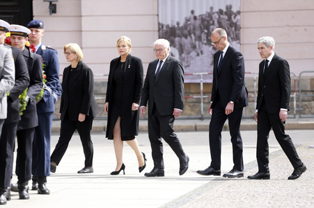 Kranzniederlegung zum 80. Jahrestag des Endes des Zweiten Weltkrieges in Berlin