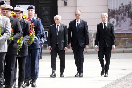 Kranzniederlegung zum 80. Jahrestag des Endes des Zweiten Weltkrieges in Berlin