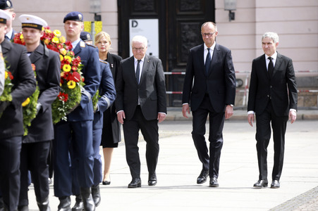 Kranzniederlegung zum 80. Jahrestag des Endes des Zweiten Weltkrieges in Berlin