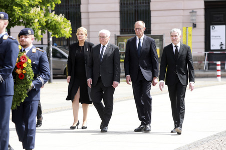 Kranzniederlegung zum 80. Jahrestag des Endes des Zweiten Weltkrieges in Berlin