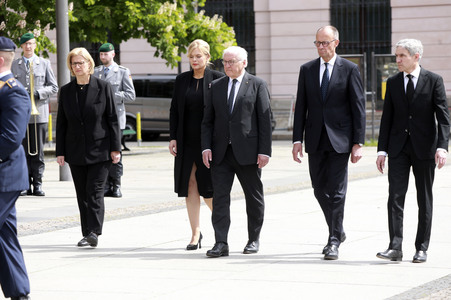 Kranzniederlegung zum 80. Jahrestag des Endes des Zweiten Weltkrieges in Berlin